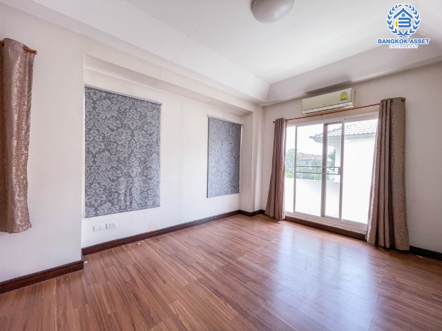 บ้านเดี่ยวมือสองย่านนครปฐม ม.พฤกษ์ลดา ปิ่นเกล้า-สาย5 เนื้อที่กว้าง 50 ตร.ว. ฟังก์ชัน 3 ห้องนอน 2 ห้องน้ำ ที่จอดรถ 2 คัน บ้านพร้อมอยู่ คุณภาพระดับแบรนด์ L&H โครงการตั้งบนทำเลเดินทางสะดวก ใกล้เซ็นทรัลศาลายา เชื่อมต่อถนนบรมราชชนนี, ถนนพุทธมณฑลสาย 5, ถนนปิ่นเกล้า-นครชัยศรี จองเลย!...